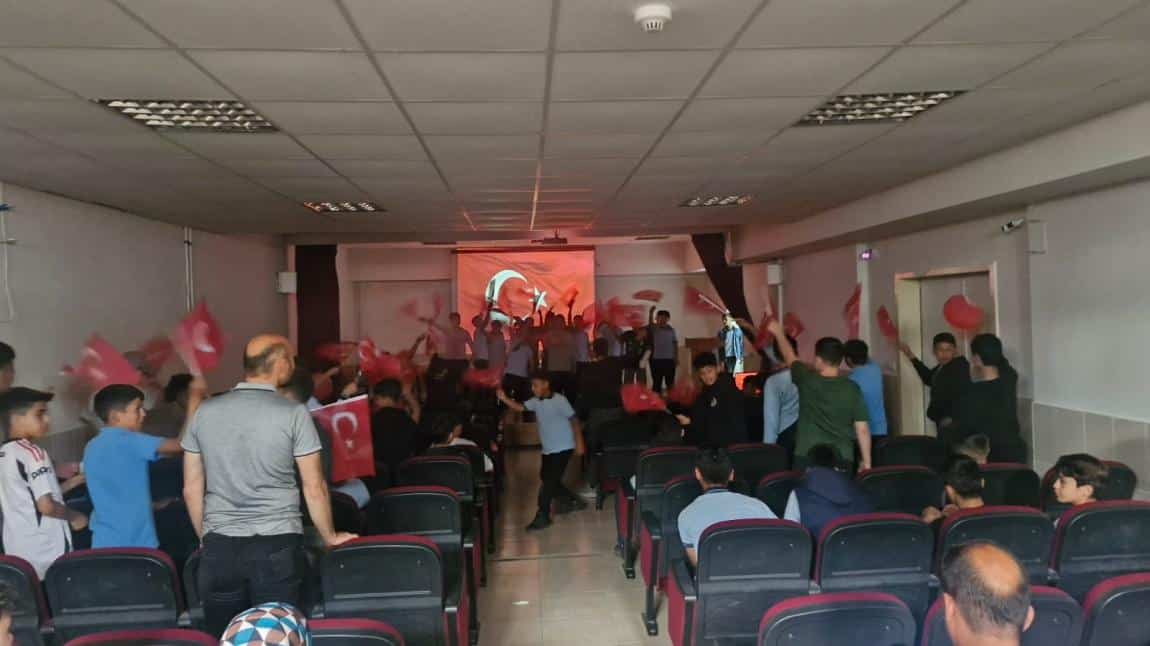 Ortaokul Öğrencilerimizden Anlamlı Şiir Dinletisi